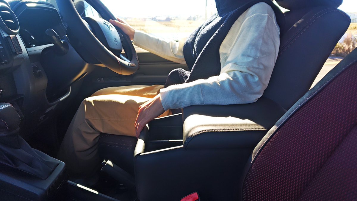 KCraftJB74's tweet image. 【レビュー5・総評】
装着すると、使い心地、フィッティング、完成度に驚きで後付けとは思えない、純正以上の仕上がりです。
新色の生地はシートカバーにも違和感なく馴染み、快適性も格段に向上しました。今後のドライブがさらに楽しみです！

#ランクル70 #アームレスト #TME #ドリンクホルダー