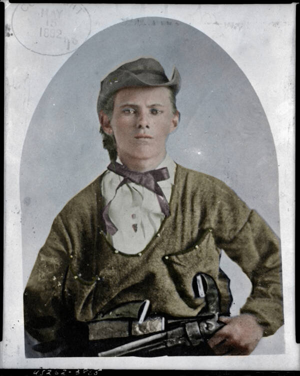 At 17, Jesse James (1847-1882) left his native Missouri to fight as a Confederate guerrilla in the Civil War. After the war, he returned to his home state and led one of history’s most notorious outlaw gangs. Despite being romanticized in the Eastern newspapers which portrayed