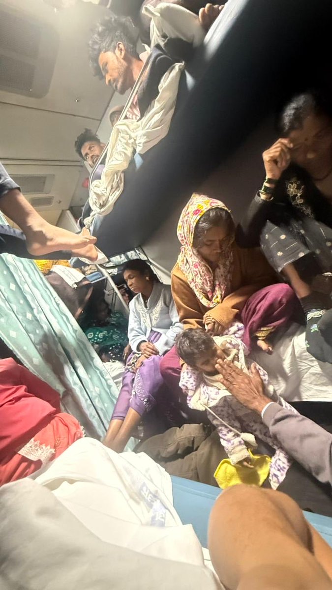 randadshravan's tweet photo. @RailwaySeva @BhusavalDivn No action was taken. @RailwaySeva acting when its easy but not doing anything when its difficult is the real test. Disappointedin in the railways and its ability to provide a safe and comfortable travel @RailMinIndia @WesternRly https://t.co/CyexooNaRV