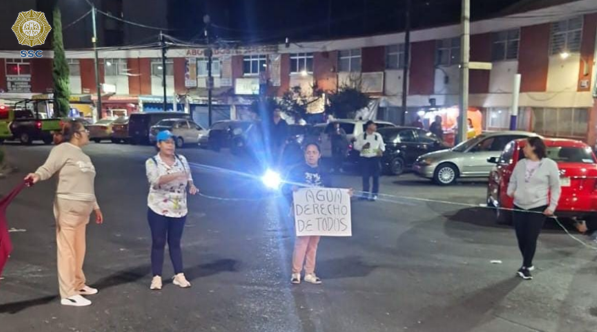 #PrecauciónVial | Manifestantes cierran de nuevo la circulación de Calz. Legaria en ambos sentidos así como Calle 2, <a href="/AlcaldiaMHmx/">Alcaldía Miguel Hidalgo</a>. #AlternativaVial Calz. México Tacuba y Av. Río San Joaquín.