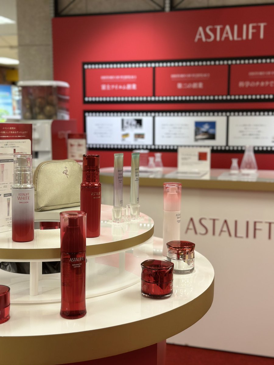 ＼期間限定開催中！／

ASTALIFT（#アスタリフト）POP UP

ホワイトジェリーアクアリスタと
人気アイテムがセットになった
15周年限定パッケージの
クリスマスコフレを数量限定でご用意🎄

その他、お買上げに応じた特典も🎁

◾️期間:12/5(金)〜12/25(木)

#横浜ロフト

loft.co.jp/shop_list/info…