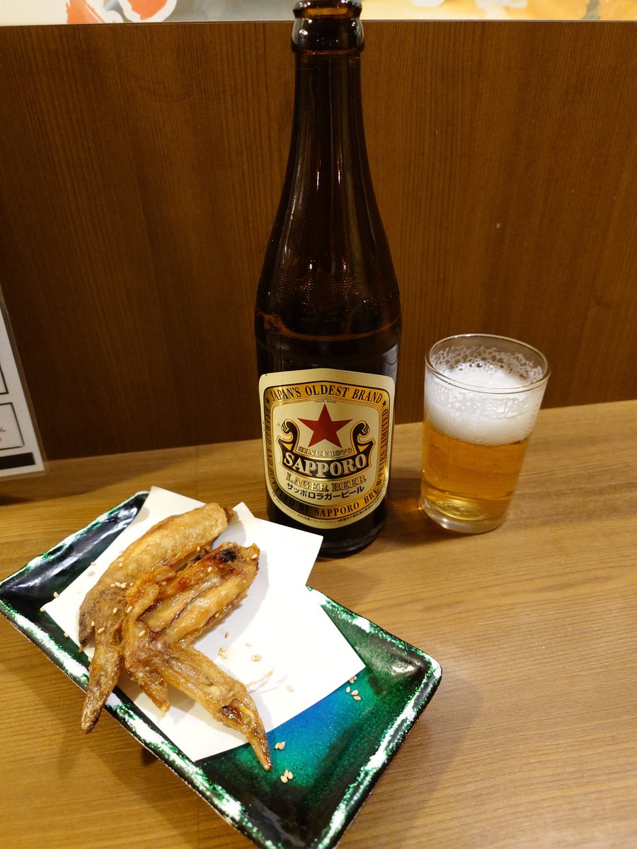 今日は休暇のため久々にお昼から飲んじゃいます🤣🍺
明るいうちに飲む酒が一番美味い🥰
それでは赤星と手羽先で乾杯🍻✨!!!!