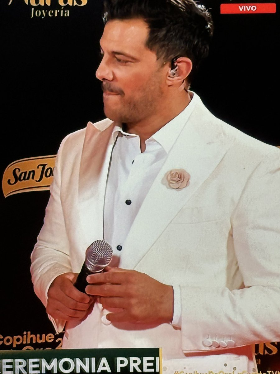 cesarsantis's tweet photo. Manden al Simón Oliveros a ponerse una corbata , no puede estar animando una alfombra roja de esa mala manera , hay que cuidar las pocas Alfombras Rojas en #Chile , @TVN #copihuedeorolacuartatvn #aunqueelpisoesteparejohayniveles https://t.co/S9xqgg2kqv