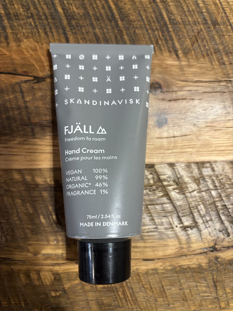 趁特價賣了我最喜歡的護手乳液，這個牌子的自然香氣真的無與倫比