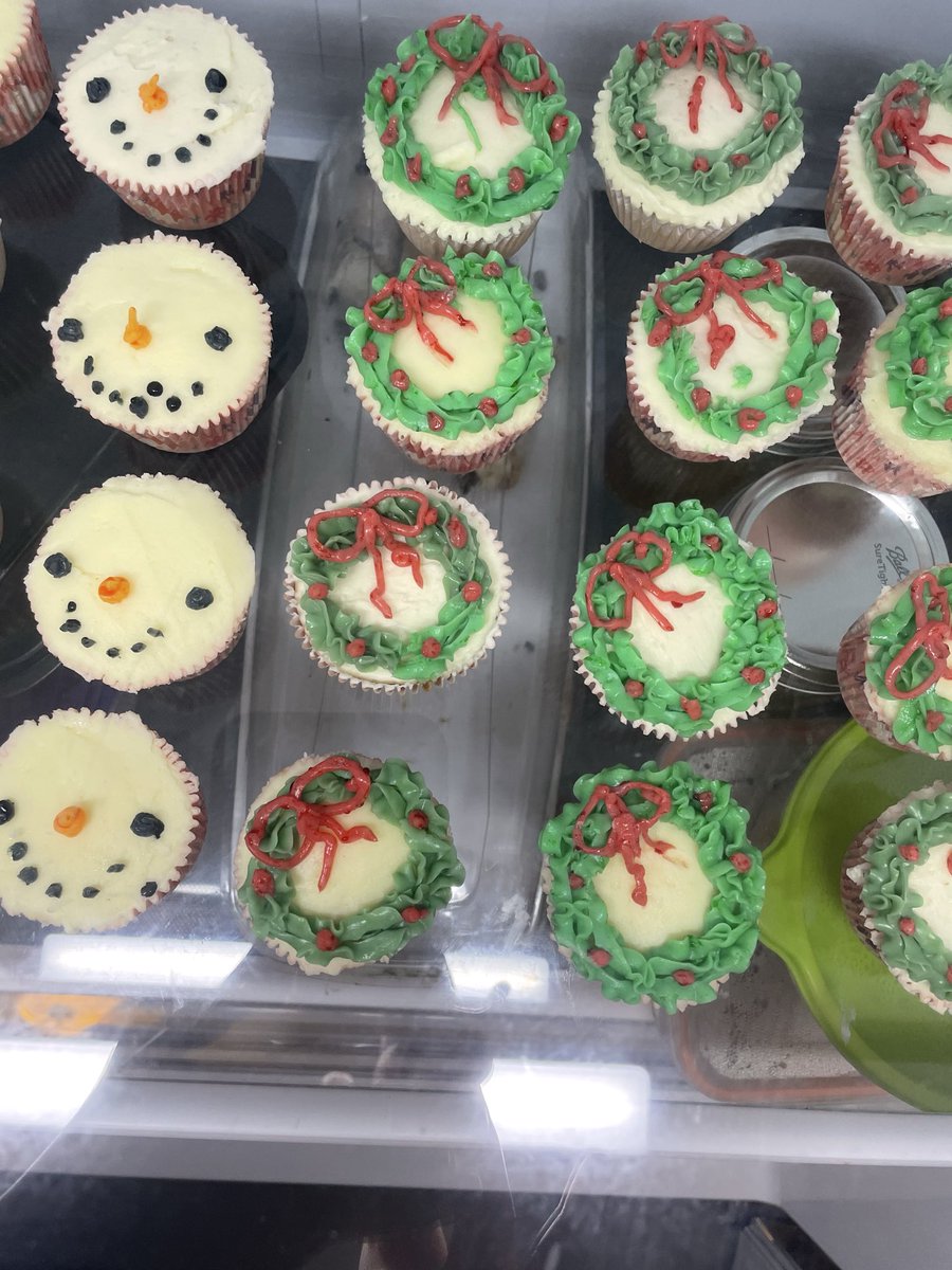 ZinniaFloof's tweet image. I tried XD

#cupcakes #baker