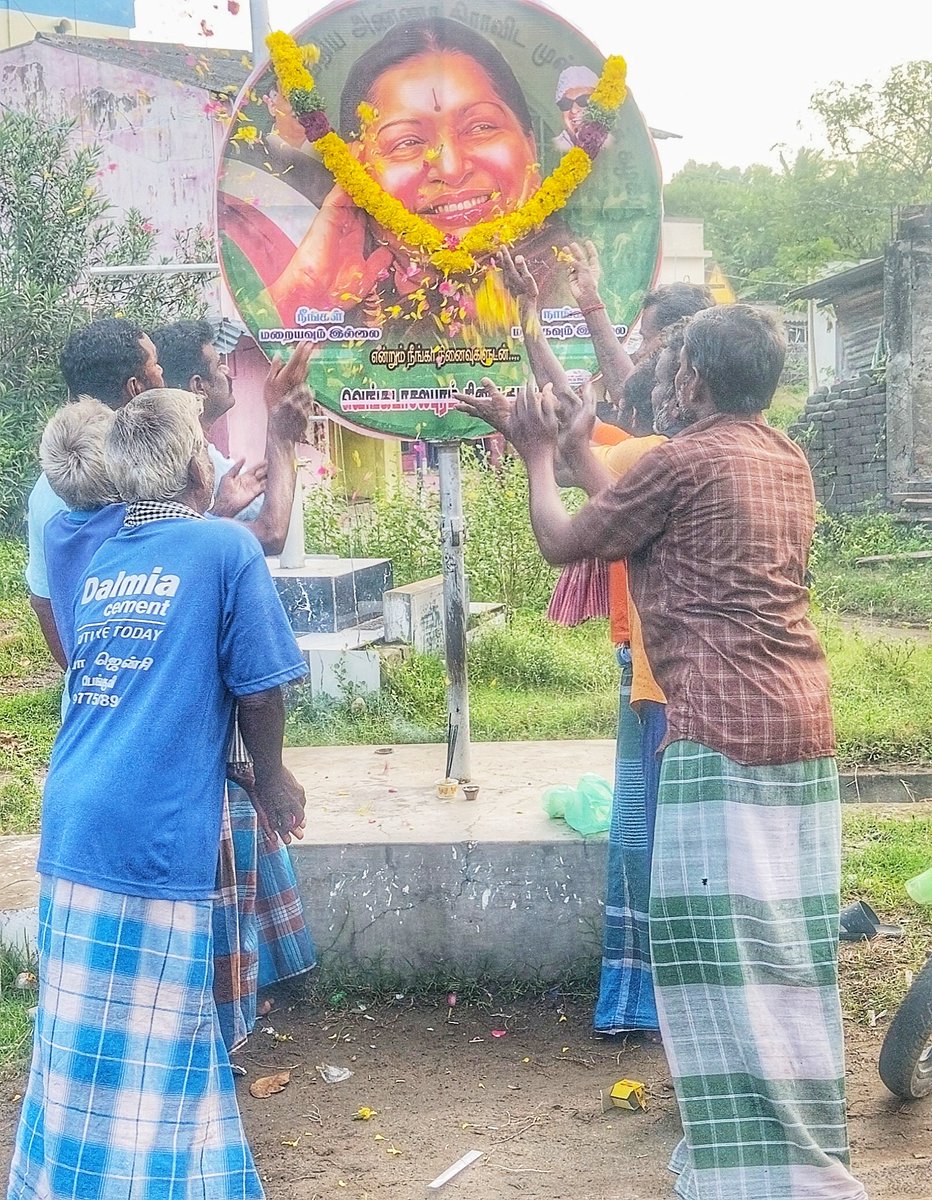 henrypraba's tweet photo. புரட்சி தலைவி அரசியல் களத்தில் இன்று வரை நீங்கள் இருந்திருந்தால் என் போன்ற இளையோர்களும் இன்று கழகத்தில் கம்பீரமாக பதவியில் இருந்திருப்பார்கள் #தாயே.!

ஆண்டுகள் எத்தனை ஆனாலும் உங்கள் நினைவுகள் எங்களை விட்டு போகாது.! https://t.co/O8eTPKjZff