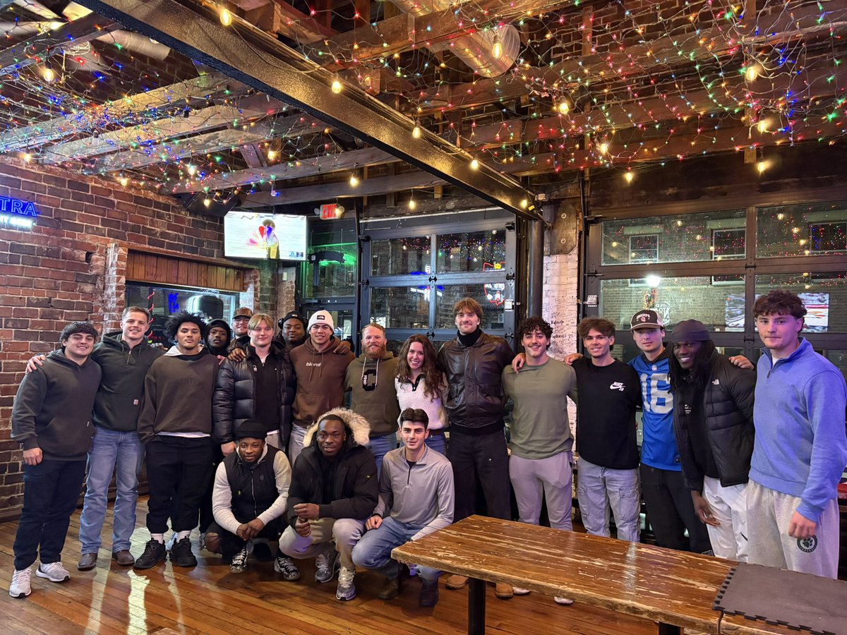 CoachCav10's tweet image. Awesome family dinner with the RB’s and Specs! 🧱x🧱 🔔🔔