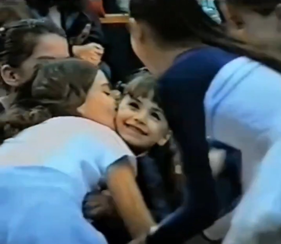 la sonrisa por favor, me quiero arrancar el corazón y darselo 😭😭😭😭