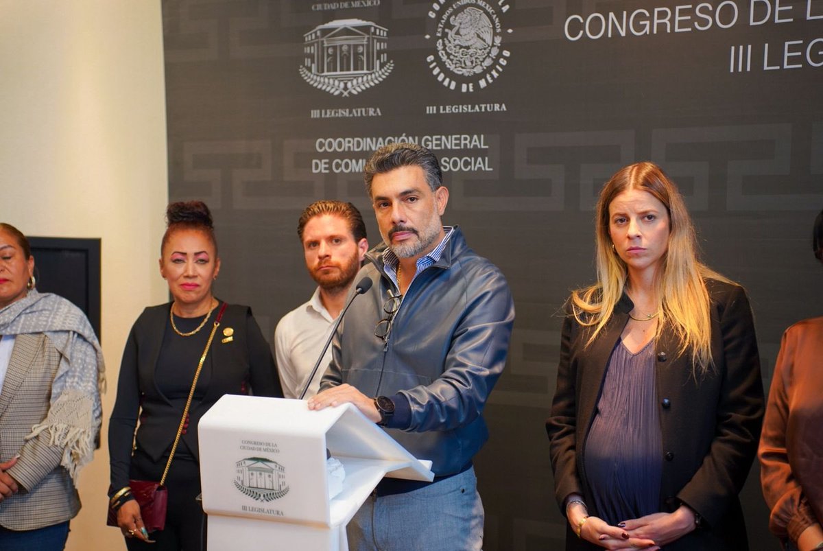 ChuchoSesmaPVEM's tweet photo. Hoy reiteré que, tras la separación de cuatro legisladores, la bancada del Partido Verde en el Congreso de la CDMX está más unida y firme que nunca. Seguimos siendo la tercera fuerza política de la capital, trabajando con rumbo claro y cumpliendo nuestra palabra.
De cara al futuro, seremos más escrupulosos y cuidadosos con quienes construimos alianzas.
Refrendamos nuestro respaldo a la Presidenta @Claudiashein y a la Jefa de Gobierno @ClaraBrugadaM 

https://t.co/km2fPlZmzW