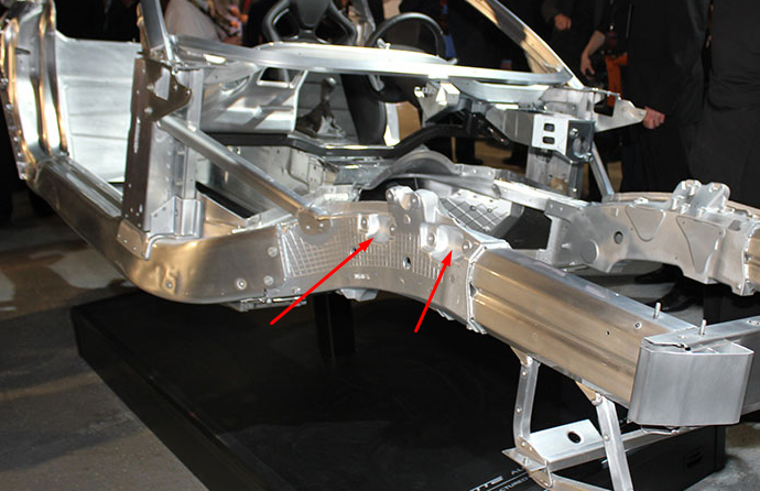 사실 이 구성이 C7과 얼마나 비슷한지 정말 웃기네요. C7은 서스펜션 장착에 전면 캐스팅을 사용하고, 심지어 동일한 스타일의 볼트온 어퍼 컨트롤 암 마운트도 사용합니다. 물론 코르벳에는 전면 가로 리프가 있었으니