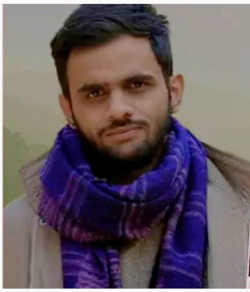 sahu_shersingh's tweet image. आज कोर्ट में सुनवाई के दौरान दिल्ली दंगों के आरोपी उमर खालिद को जमानत दिलवाने के लिए उनके वकील कपिल सिब्बल जज साहब के सामने रो दिए 🤔
बताओं .. .किस हद तक ब्रेनवाश कर दिया है गांधी परिवार ने इन लोगों का 😀