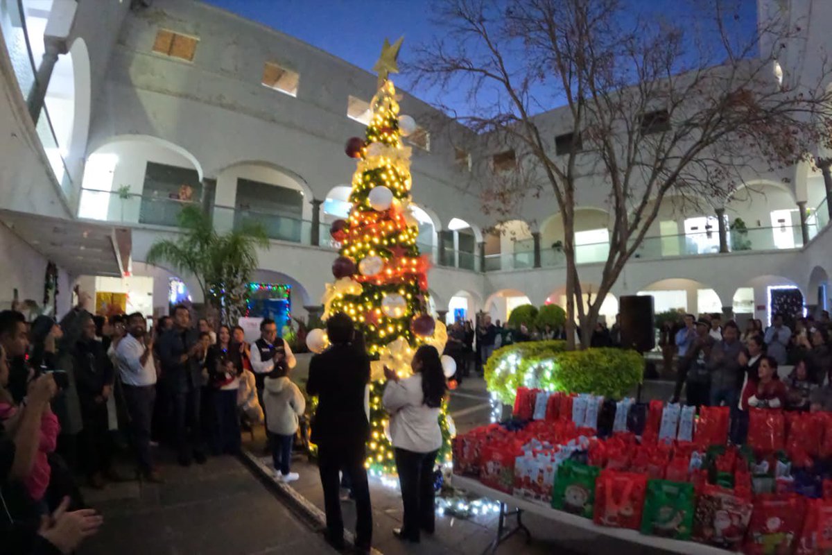 ¡Llegó la Navidad a nuestras oficinas centrales! 🎄🎁✨

El secretario <a href="/CarlosOlivierP/">Carlos Alberto Olivier Pacheco</a> y la titular del Voluntariado, Berenice Heredia Bustos (<a href="/BereniceHeredi7/">Berenice Heredia</a>), compartieron con las y los trabajadores de salud 🩺 el tradicional encendido del árbol.

Que esta luz ilumine el gran