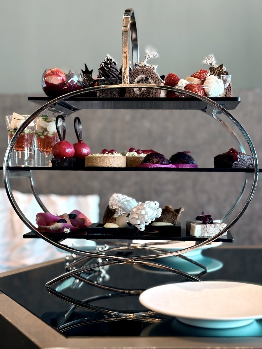 yu_mtsk's tweet image. ・skdy25巻、沖さんの表紙格好良い！沖さん好きなんだよな、死なないで欲しい。
・先週末のアフタヌーンティー。楽しかった🧁🫖
・見かけるたびに買っていたガチアクタウエハース。コンプ出来ない。あと一種類なんだけどなー！