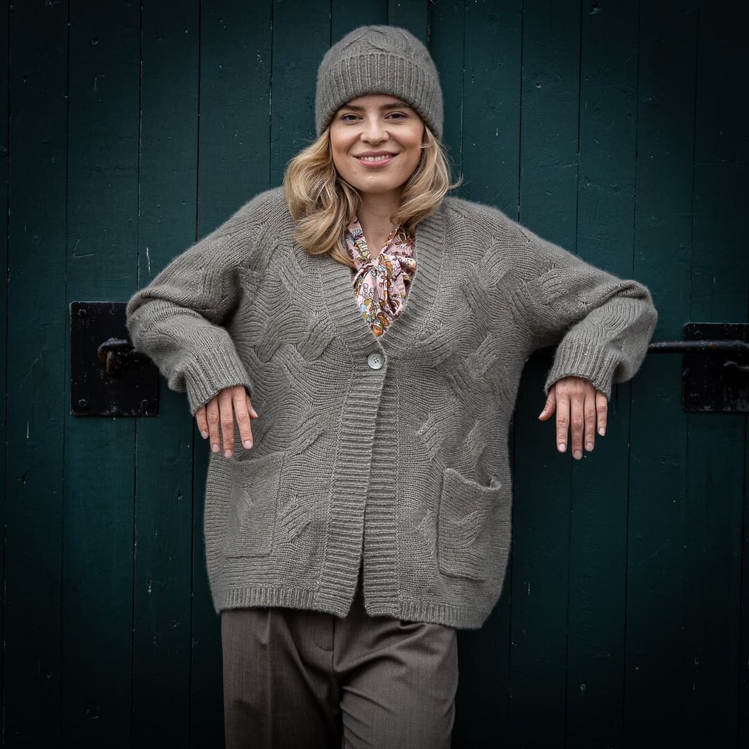 Weich, warm –  ein Muss für den Winter.
Die Kaschmir-Seide-Strickjacke von Hemisphere bringt luxuriösen Komfort in den Alltag. Der sanfte Glitzereffekt verleiht dem Modell eine dezente Eleganz, während der Perlmuttknopf und die aufgesetzten Taschen an kl… instagr.am/p/DR39Fj7ls1b/