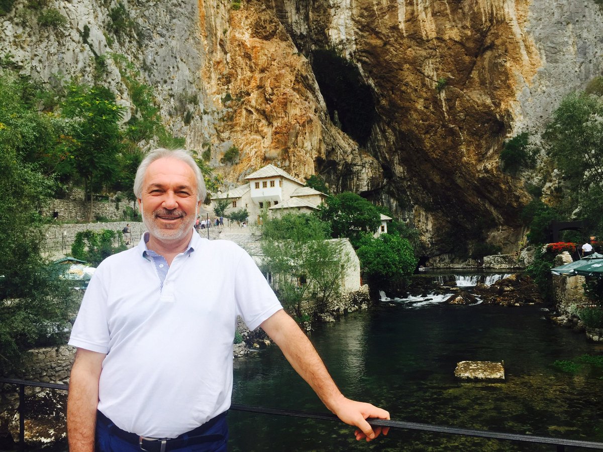 Ve hayat der ki;
"Dostluk ipekten bir gömlek gibidir... 
Onu taşımayı bilemezseniz
sırtınızdan kayıverecektir...
Sırtında dost gömleği olmayan yürekler hep üşürler...

Cuma’nın hayrı ve bereketi üzerinize olsun.
Selam ve dua ile…