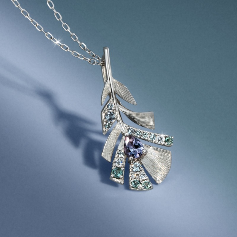 源氏物語の人物・六条御息所に着想を得て、孔雀の羽をモチーフにした