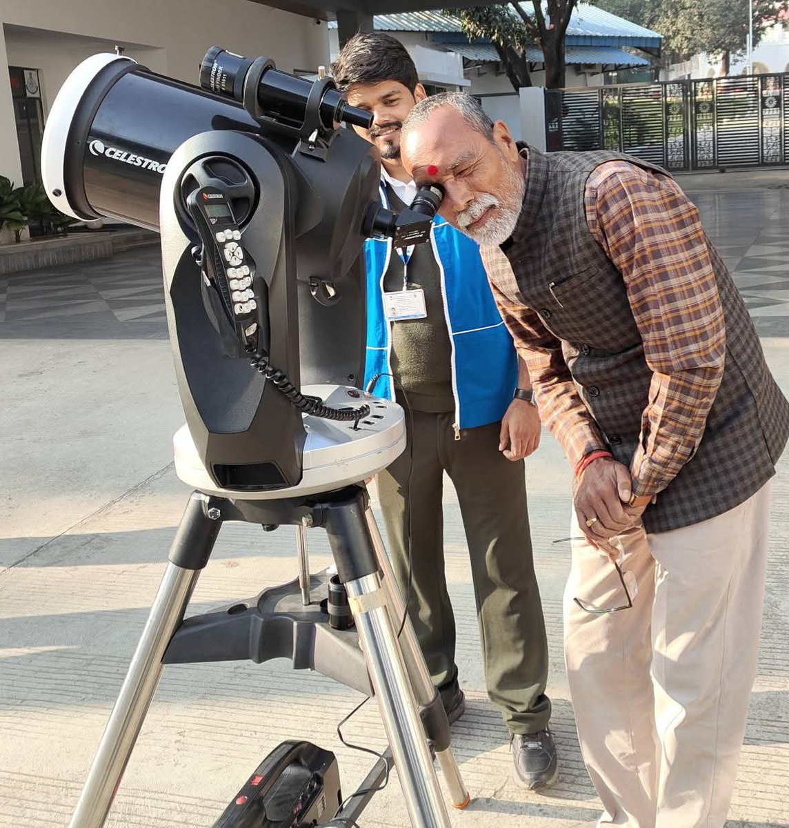 आज भोपाल मुख्यमंत्री निवास में आंचलिक विज्ञान केंद्र, भोपाल, राष्ट्रीय विज्ञान संग्रहालय परिषद् की एक इकाई, के सोलर फ़िल्टरयुक्त उन्नत टेलीस्कोप के माध्यम से सूर्य की सौर सक्रियता एवं सूर्य धब्बों का सुरक्षित, प्रत्यक्ष एवं वैज्ञानिक अवलोकन किया।

<a href="/blsanthosh/">B L Santhosh</a>