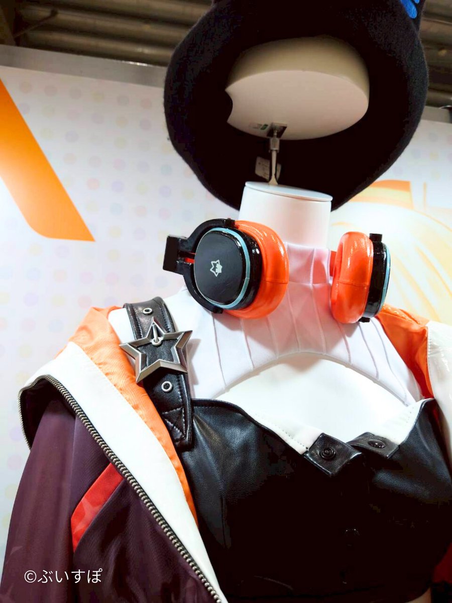 fukunokamiporo's tweet photo. 『ぶいすぽっ！フェス 2025』展示衣装より、小森めとさんの衣装をご紹介します✨

こだわりポイントは、
・帽子の耳の角度とバランス🐱
・ジャケットの色味を合わせるためのテストプリントを重ねたの2点です🎨

ジャケットの立体感とシルエットにも気を配り、納得いくまで調整しました🎧🌟

#ぶいすぽ #VSPO #衣装制作👗