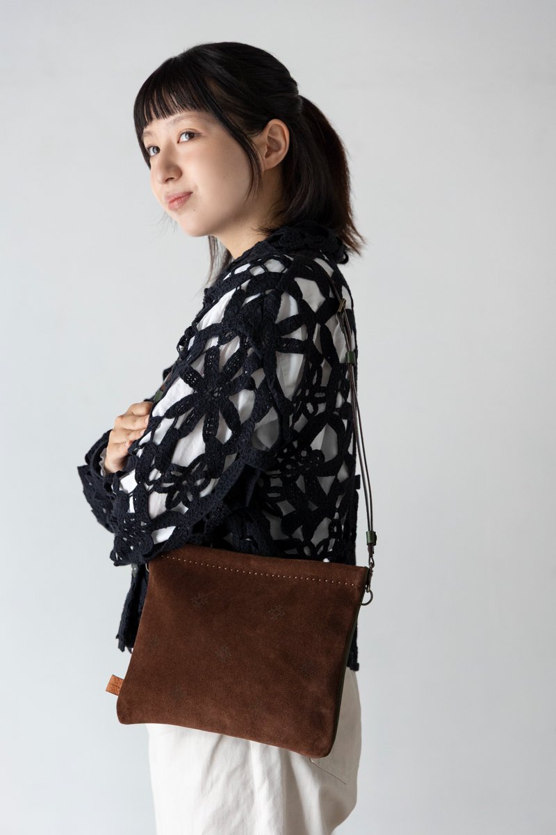 ojagadesign's tweet photo. スマホ、財布、鍵... 必要最低限の荷物をスタイリッシュに持ち運べるオジャガデザインの「SUNNY」
邪魔にならない絶妙なサイズ感と、肩に優しい細身の
レザーストラップが魅力。
どんな色を選んでも、持つ人の個性を際立たせてくれます。 https://t.co/hyNuYQVGB7
