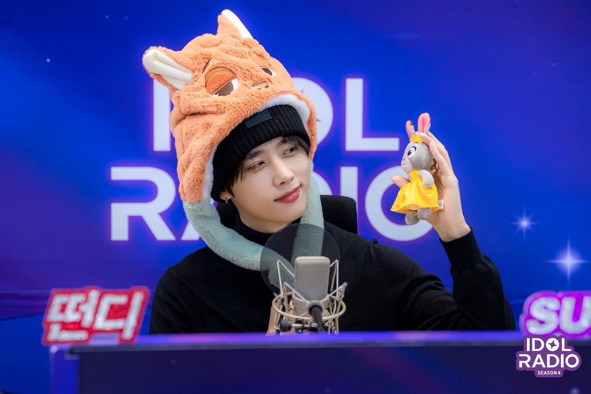 idolradiokorea's tweet photo. [#아이돌라디오4 앨범 251203]

EP#181 12월의 시작✨ 베리베리하다 베리베리한💘 (DJ 선우)

돌랑이는 주디고 떤디는 닉임
서로의 파트너라는 뜻💗 
(* 닉 모자 정품 디즈땡입니다.)

@THEBOYZ_officl 

#MBC #IDOLRADIO #아이돌라디오 #더보이즈 #선우 https://t.co/bUOnvPoj9y