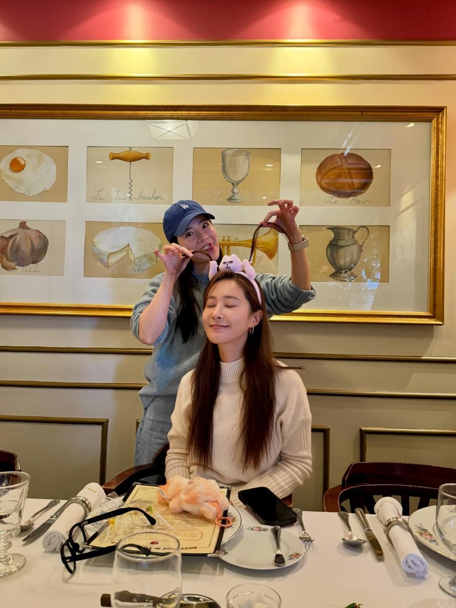 [INSTAGRAM] yulyulk:

생일 잘 챙김. 소녀들 덕에 텐션 만랩 💗🥳🎂🎁

instagram.com/p/DR3yVc_kTPr/