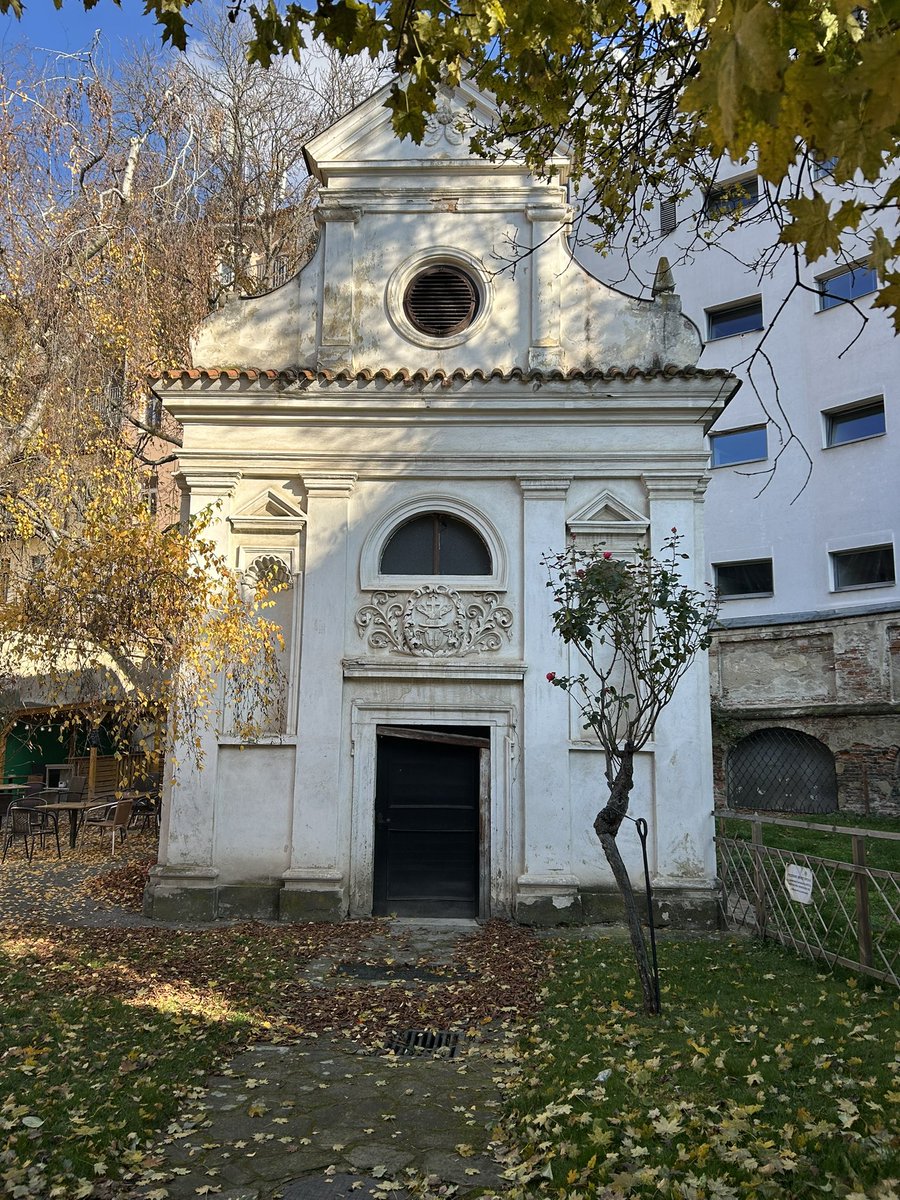 Brány bývalého areálu voršilek na Josefské ulici v centru Brna se od ledna opět otevřou. Zatím jen stavbařům. Do 3 let zrekonstruují interiéry i nádvoří. Vznikne nové místo pro odpočinek v centru města, pivnice, kavárny i třeba podkrovní ubytovaní.