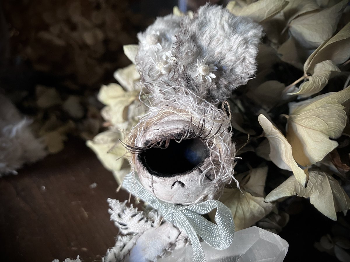 mizunOE TRibute exhibition『 BADREAM #4 』にて出展作品をお迎え頂きました。
誠にありがとうございます。

夏目羽七海『単眼うさぎb』

サイズ(mm)：h130
素材：石塑粘土/胡粉ジェッソ/水彩/布/水晶
制作年：2025

gallery-hydrangea.shopinfo.jp/posts/57495459

#gallery_hydrangea #トリビュート展 #BADREAM