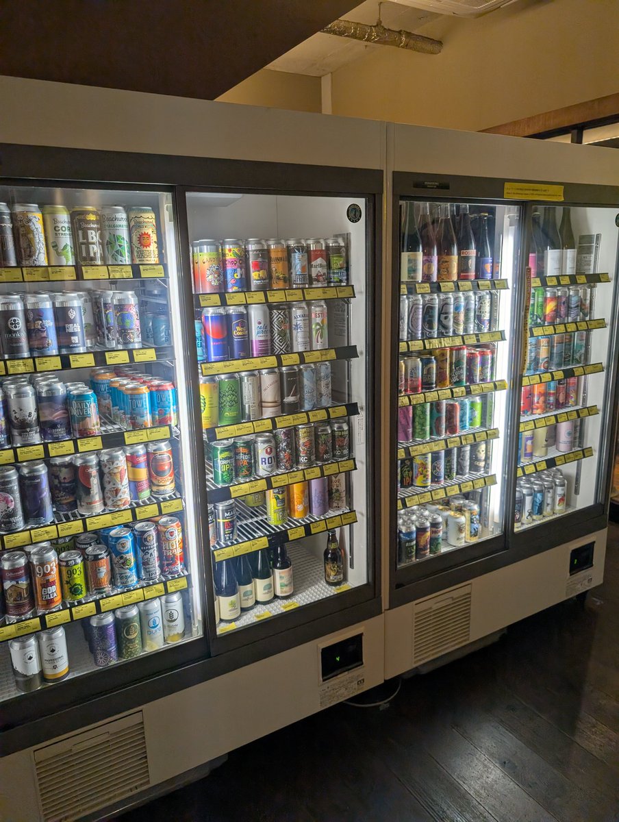 open16:00〜23:00
店長、有咲、岸で皆様のご来店お待ちしております！