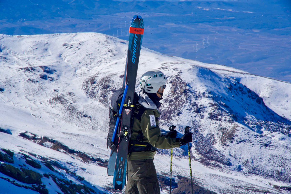 🚶‍♂️🏞️ Los #AgentesDeMedioAmbiente realizaron un recorrido de montaña en Sierra Nevada para revisar el estado de un refugio vivac para garantizar su conservación y seguridad. 🌿🛠️. Preservar la montaña es tarea de todos. 🏔️

#SierraNevada #Naturaleza #MontañaSegura #AAMM