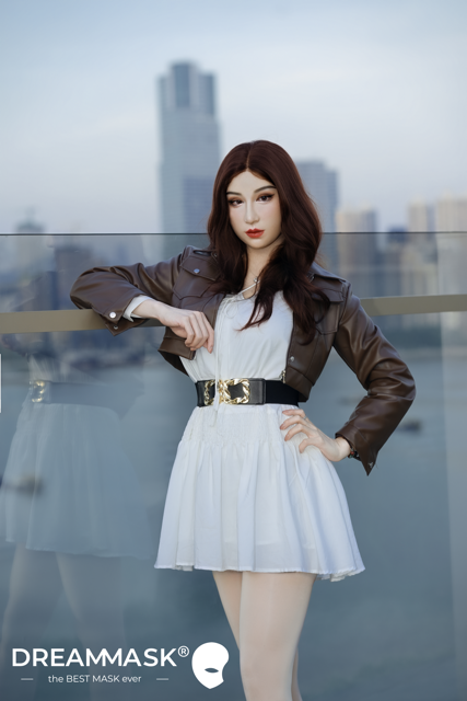 DMSfetish's tweet photo. #dreammask #dmsM32 #UrbanFashion #SiliconeMask
【Dreammask · Urban Chic】
A perfect blend of toughness and softness. 🌆 M32 · Ziwei in a leather jacket against the city skyline. The realistic skin texture glows naturally under the evening light.
 硬朗与柔美的完美融合。🌆 身着皮衣的 M32 · 紫薇 伫立在城市天际线前。夕阳余晖下，仿真肤质呈现出无比自然的通透感。

Ready for a date with the city? 
准备好赴一场城市之约了吗？🥂
——————————
🎭：dreammask · M32 紫薇 · 美妆版
👤：@Dreammask_Ching