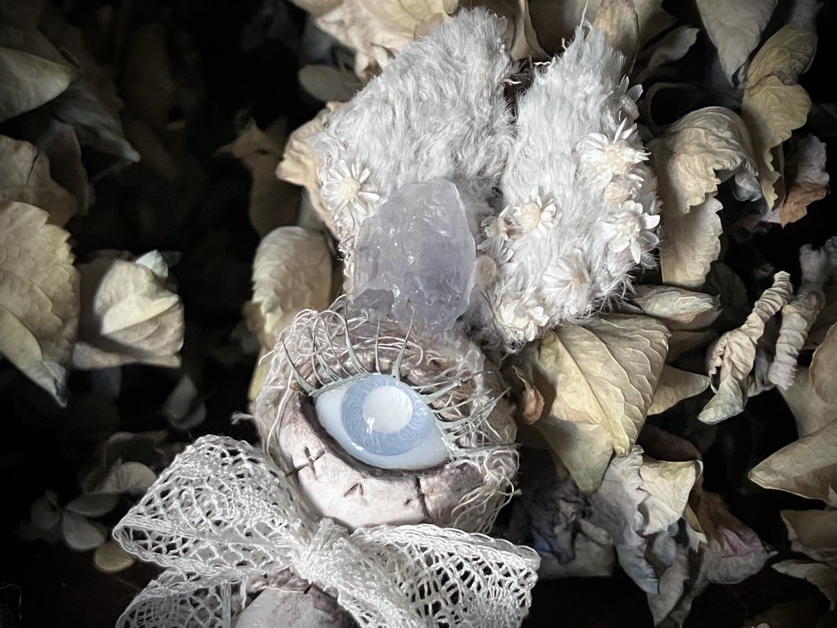 mizunOE TRibute exhibition『 BADREAM #4 』にて出展作品をお迎え頂きました。
誠にありがとうございます。

夏目羽七海『単眼うさぎa』

サイズ(mm)：h130
素材：石塑粘土/胡粉ジェッソ/水彩/グラスアイ/布
制作年：2025

gallery-hydrangea.shopinfo.jp/posts/57495459

#gallery_hydrangea #トリビュート展 #BADREAM