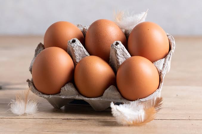 My people, there are several ways to spot a fake egg, here are some. stay alert:

1️⃣ Shake Test
A real egg stays silent. Fake eggs can make a sloshing sound like liquid moving inside.

2️⃣ Shell Texture
Real shells are slightly rough and chalky. Fake eggs usually look too smooth