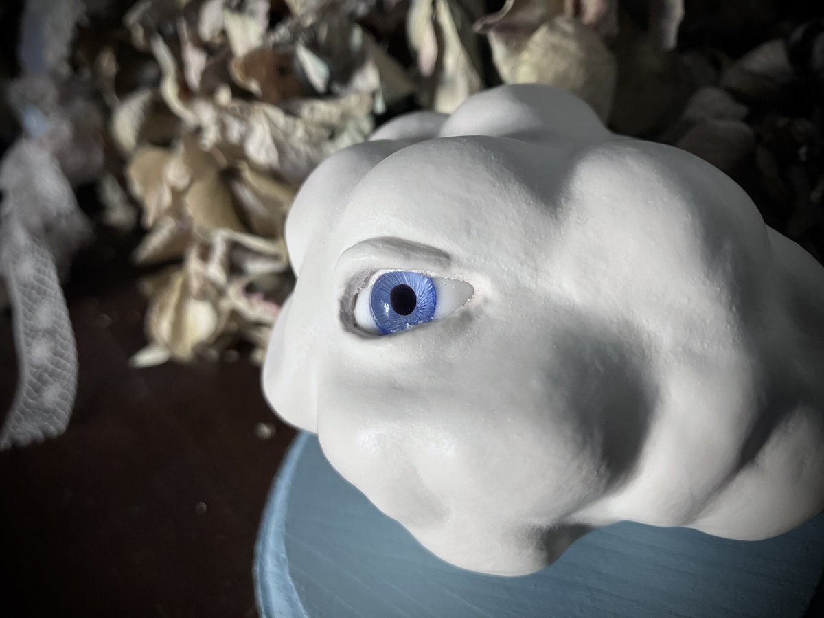 mizunOE TRibute exhibition『 BADREAM #4 』にて出展作品をお迎え頂きました。
誠にありがとうございます。

夏目羽七海『雲の子』

サイズ(mm)：h80（台座90）
素材：石塑粘土/胡粉/グラスアイ（台座：木）
制作年：2025

gallery-hydrangea.shopinfo.jp/posts/57495459

#gallery_hydrangea #トリビュート展 #BADREAM