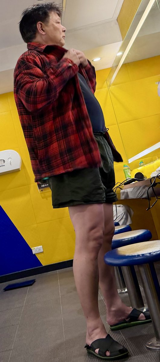 上次熊伯伯運動露出睪丸，今天又遇到了，伯裸體超好看❤️有人想看嗎？
#daddy #daddyfeet #footfetish #malefeet #gayfeet #guyfeet #sexymalefeet #gayfootfetish #malefeet #malefootfetish #sexydaddy #腳控 #腳趾控 #夾腳拖鞋 #拖鞋 #涼鞋 #腳趾 #裸足 #gaydaddyandson #gaydaddy #伯伯 #大叔 #熟男