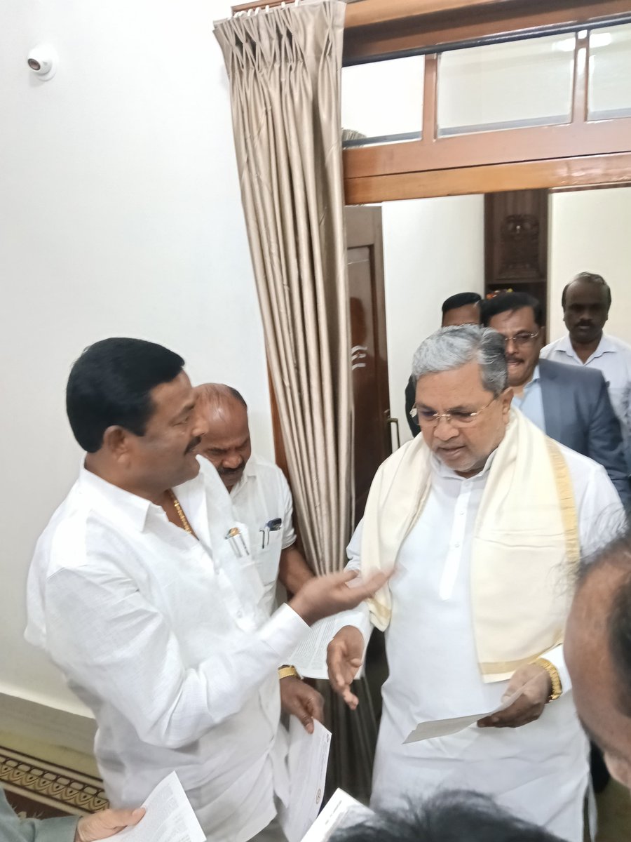 ManjappaHb's tweet photo. ನಿಗಮದ ಅಭಿವೃದ್ಧಿ ವಿಷಯಗಳಿಗೆ ಸಂಬಂಧಿಸಿದಂತೆ ಇಂದು ಕರ್ನಾಟಕ ಘನ ಸರ್ಕಾರದ ಗೌರವಾನ್ವಿತ ಜನಪ್ರಿಯ ಮುಖ್ಯಮಂತ್ರಿಗಳಾದ ಸನ್ಮಾನ್ಯ ಶ್ರೀ ಸಿದ್ದರಾಮಯ್ಯ ಸಾಹೇಬರನ್ನು ಅವರ ನಿವಾಸದಲ್ಲಿ ಭೇಟಿ ಮಾಡಿ ಮನವಿ ಸಲ್ಲಿಸಲಾಯಿತು,,
 @siddaramaiah 
#HB_Manjappa | #BSDB | #Chairman | #GOK https://t.co/cSX1efqNQo