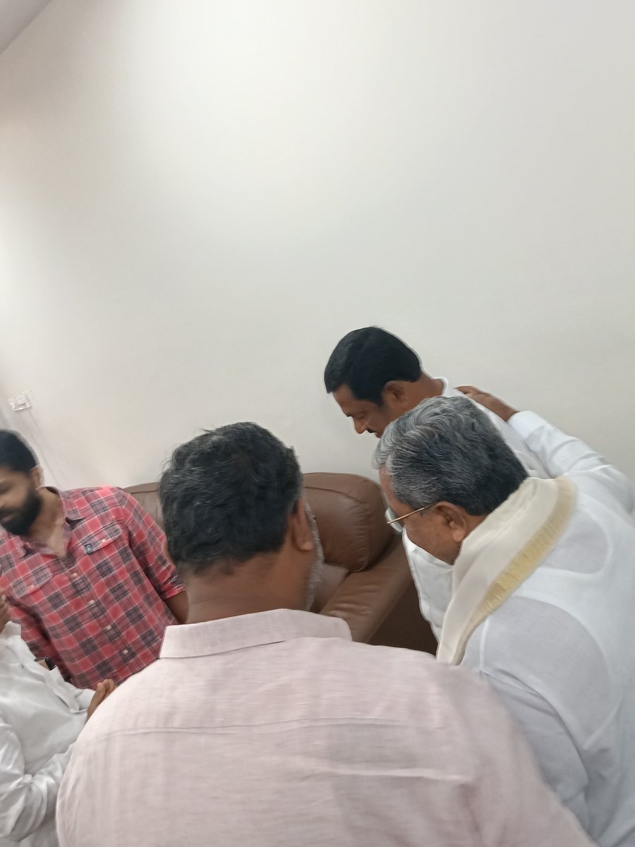 ManjappaHb's tweet photo. ನಿಗಮದ ಅಭಿವೃದ್ಧಿ ವಿಷಯಗಳಿಗೆ ಸಂಬಂಧಿಸಿದಂತೆ ಇಂದು ಕರ್ನಾಟಕ ಘನ ಸರ್ಕಾರದ ಗೌರವಾನ್ವಿತ ಜನಪ್ರಿಯ ಮುಖ್ಯಮಂತ್ರಿಗಳಾದ ಸನ್ಮಾನ್ಯ ಶ್ರೀ ಸಿದ್ದರಾಮಯ್ಯ ಸಾಹೇಬರನ್ನು ಅವರ ನಿವಾಸದಲ್ಲಿ ಭೇಟಿ ಮಾಡಿ ಮನವಿ ಸಲ್ಲಿಸಲಾಯಿತು,,
 @siddaramaiah 
#HB_Manjappa | #BSDB | #Chairman | #GOK https://t.co/cSX1efqNQo