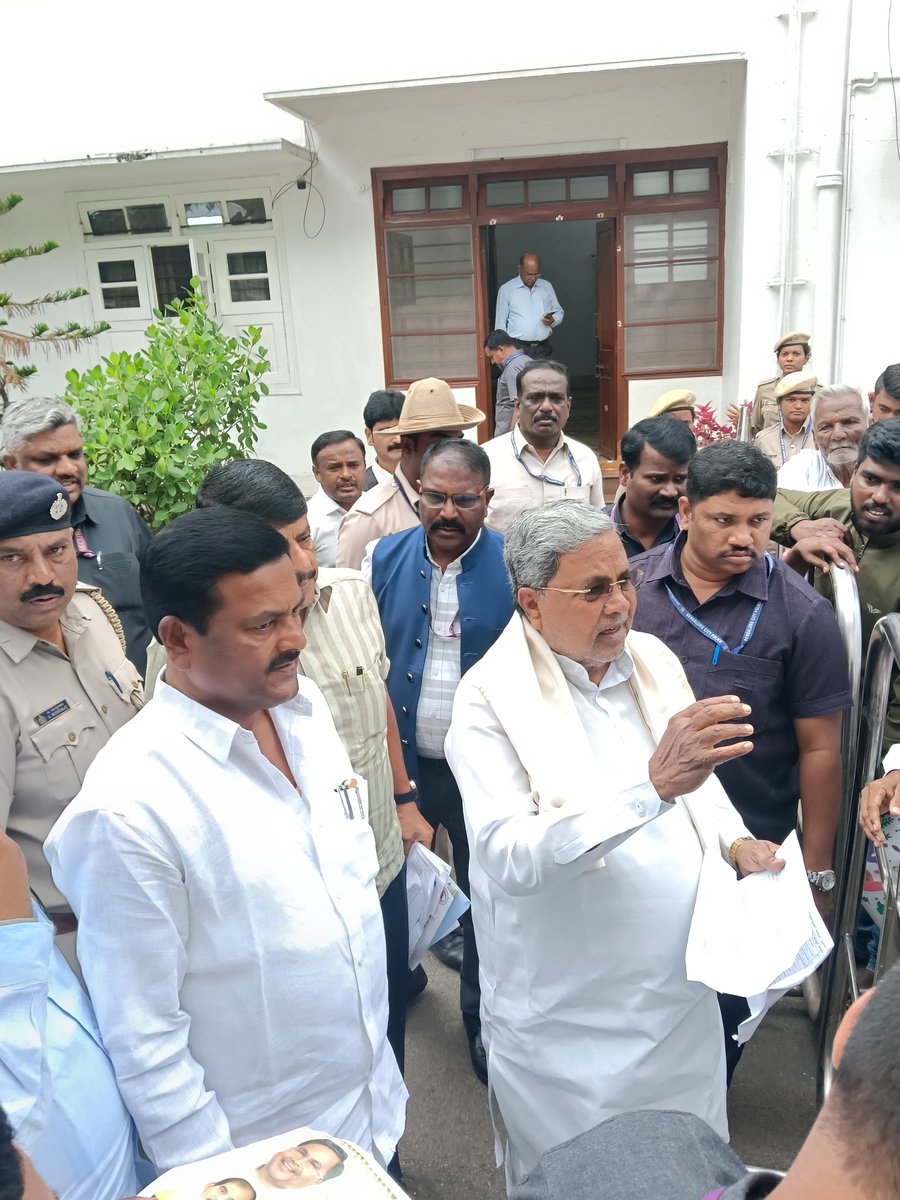 ManjappaHb's tweet photo. ನಿಗಮದ ಅಭಿವೃದ್ಧಿ ವಿಷಯಗಳಿಗೆ ಸಂಬಂಧಿಸಿದಂತೆ ಇಂದು ಕರ್ನಾಟಕ ಘನ ಸರ್ಕಾರದ ಗೌರವಾನ್ವಿತ ಜನಪ್ರಿಯ ಮುಖ್ಯಮಂತ್ರಿಗಳಾದ ಸನ್ಮಾನ್ಯ ಶ್ರೀ ಸಿದ್ದರಾಮಯ್ಯ ಸಾಹೇಬರನ್ನು ಅವರ ನಿವಾಸದಲ್ಲಿ ಭೇಟಿ ಮಾಡಿ ಮನವಿ ಸಲ್ಲಿಸಲಾಯಿತು,,
 @siddaramaiah 
#HB_Manjappa | #BSDB | #Chairman | #GOK https://t.co/cSX1efqNQo