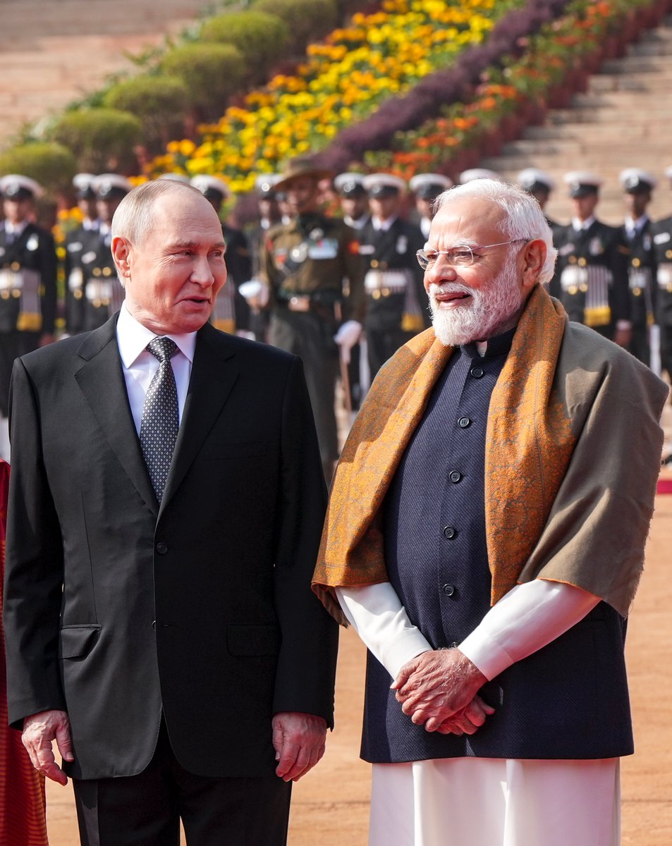 TheDailyPioneer's tweet image. Russian President Vladimir Putin was given a ceremonial welcome and tri-services guard of honour at Rashtrapati Bhavan on Friday, ahead of the 23rd India-Russia summit with PM Narendra Modi. President Droupadi Murmu and Modi personally received him, while Putin also paid tribute…