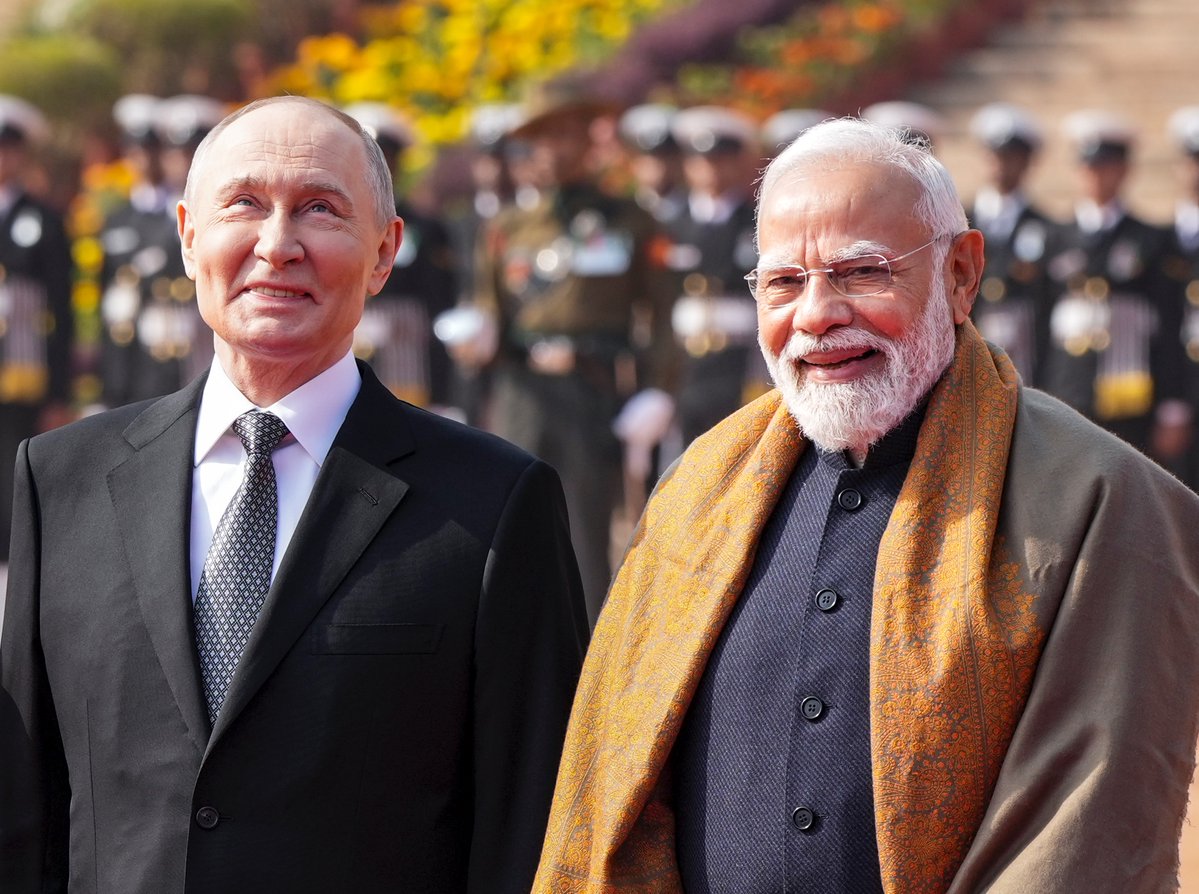 TheDailyPioneer's tweet image. Russian President Vladimir Putin was given a ceremonial welcome and tri-services guard of honour at Rashtrapati Bhavan on Friday, ahead of the 23rd India-Russia summit with PM Narendra Modi. President Droupadi Murmu and Modi personally received him, while Putin also paid tribute…