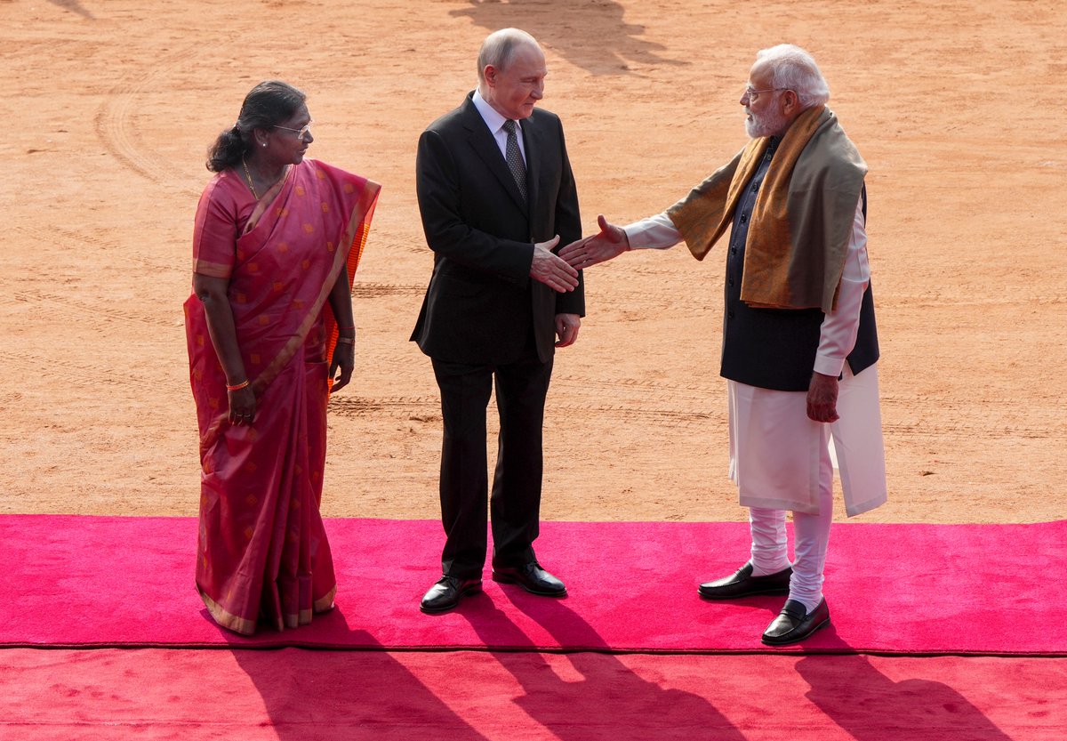 TheDailyPioneer's tweet image. Russian President Vladimir Putin was given a ceremonial welcome and tri-services guard of honour at Rashtrapati Bhavan on Friday, ahead of the 23rd India-Russia summit with PM Narendra Modi. President Droupadi Murmu and Modi personally received him, while Putin also paid tribute…