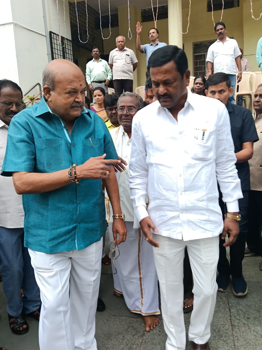 ManjappaHb's tweet photo. ಮಾಜಿ ಸಚಿವರು , ಕರ್ನಾಟಕ ಘನ ಸರ್ಕಾರದ ಮಹತ್ವಾಕಾಂಕ್ಷೆ ಪಂಚ ಗ್ಯಾರಂಟಿ ಯೋಜನೆಗಳ ಅನುಷ್ಠಾನ ಸಮಿತಿ ಪ್ರಾಧಿಕಾರದ ಅಧ್ಯಕ್ಷರು, ನನ್ನ ಆತ್ಮೀಯರಾದ ಶ್ರೀ ಹೆಚ್,ಎಂ ರೇವಣ್ಣ ರವರನ್ನು ಇಂದು ಬೆಂಗಳೂರಿನಲ್ಲಿ ಭೇಟಿ ಮಾಡಿ ಕುಶಲೋಪರಿ ವಿಚಾರಿಸಿದ ಸಂದರ್ಭ

@hbmanjappa
#HB_Manjappa | #BSDB | #Chairman | #GOK https://t.co/DTMaq5eNDh