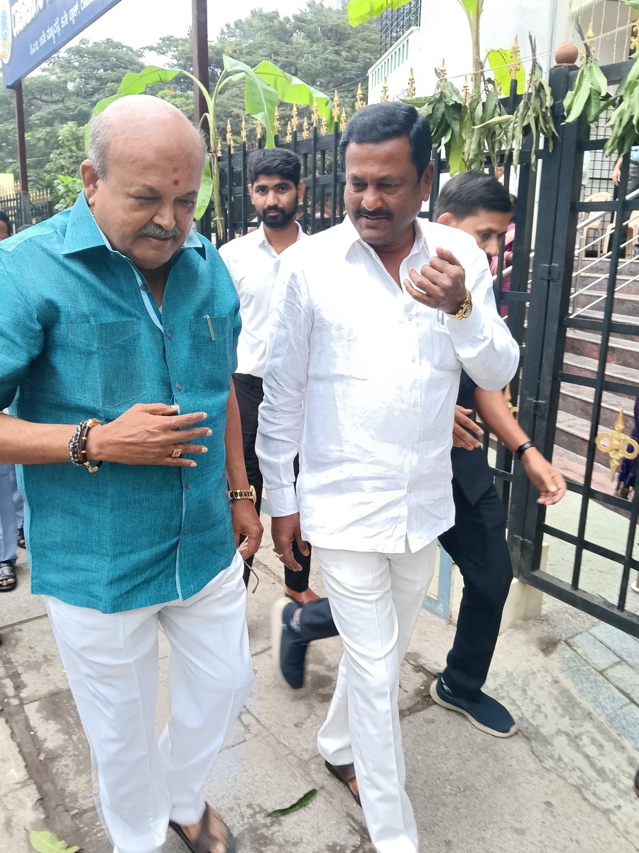 ManjappaHb's tweet photo. ಮಾಜಿ ಸಚಿವರು , ಕರ್ನಾಟಕ ಘನ ಸರ್ಕಾರದ ಮಹತ್ವಾಕಾಂಕ್ಷೆ ಪಂಚ ಗ್ಯಾರಂಟಿ ಯೋಜನೆಗಳ ಅನುಷ್ಠಾನ ಸಮಿತಿ ಪ್ರಾಧಿಕಾರದ ಅಧ್ಯಕ್ಷರು, ನನ್ನ ಆತ್ಮೀಯರಾದ ಶ್ರೀ ಹೆಚ್,ಎಂ ರೇವಣ್ಣ ರವರನ್ನು ಇಂದು ಬೆಂಗಳೂರಿನಲ್ಲಿ ಭೇಟಿ ಮಾಡಿ ಕುಶಲೋಪರಿ ವಿಚಾರಿಸಿದ ಸಂದರ್ಭ

@hbmanjappa
#HB_Manjappa | #BSDB | #Chairman | #GOK https://t.co/DTMaq5eNDh
