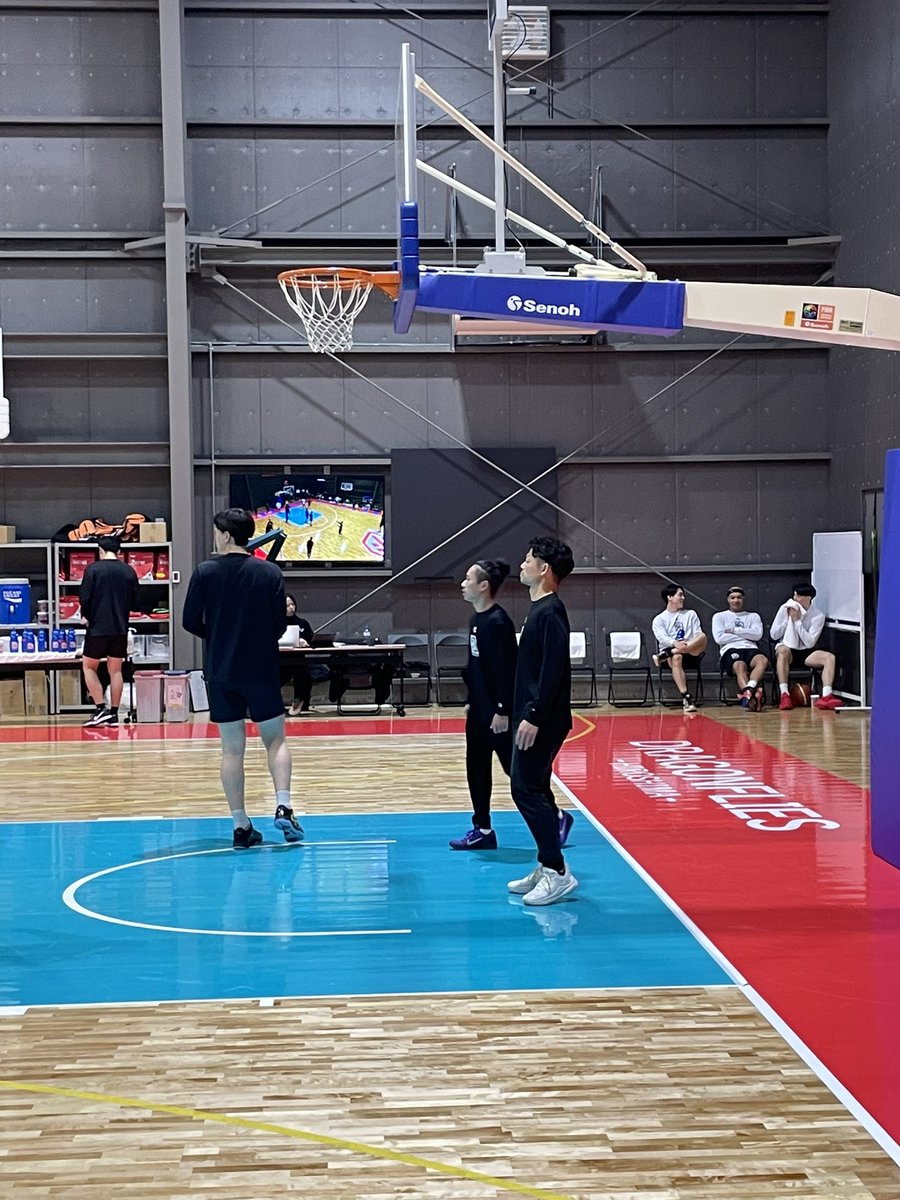 わざわざすみっこで肩を寄せ合う3人。
広いのに。