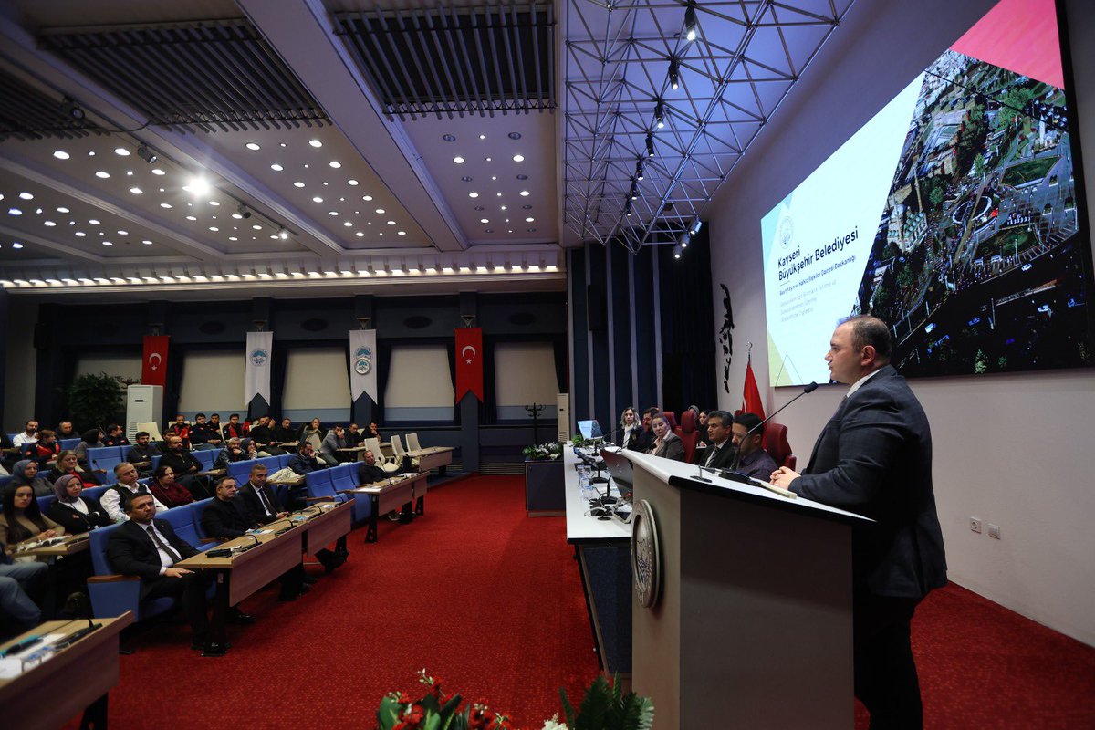 Büyükşehir Belediyesi olarak Alo 153, Beyaz Masa, Web Formu, WhatsApp ve CİMER üzerinden gelen başvuruların daha hızlı ve doğru sonuçlandırılması için kapsamlı bir değerlendirme toplantısı yaptık.

Genel Sekreter Yardımcımız Fatih Temeltaş, daire başkanları, müdür ve