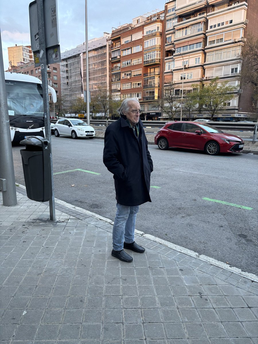 lidialn_'s tweet photo. no me creo lo que me acaba de pasar… estaba tranquila en av américa esperando un bus y ha aparecido este hombre de la nada y me ha metido un puñetazo en el estómago por la cara y al darme la vuelta se ha puesto a insultarme y amenazarme 👍🏻😃 estoy en shock + https://t.co/fyQ98AZV1B