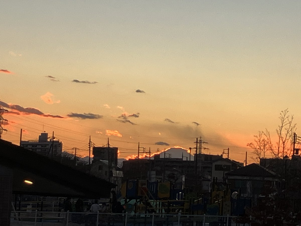 #練馬城址公園 から見る今日の #夕焼け は #富士山 の輪郭がくっきりと映っていました🌄