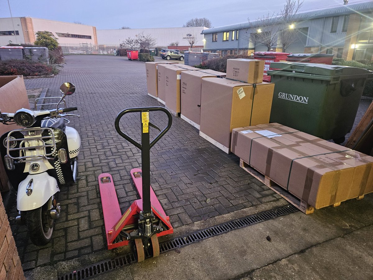 It's a proper early start for us here <a href="/ProBikeUK/">ProBike UK</a> this morning, our latest shipment of Italian tyre changers has arrived. The delivery depot asked if we could get in early and help them out, so of course we said yes! 🧰👊🏻