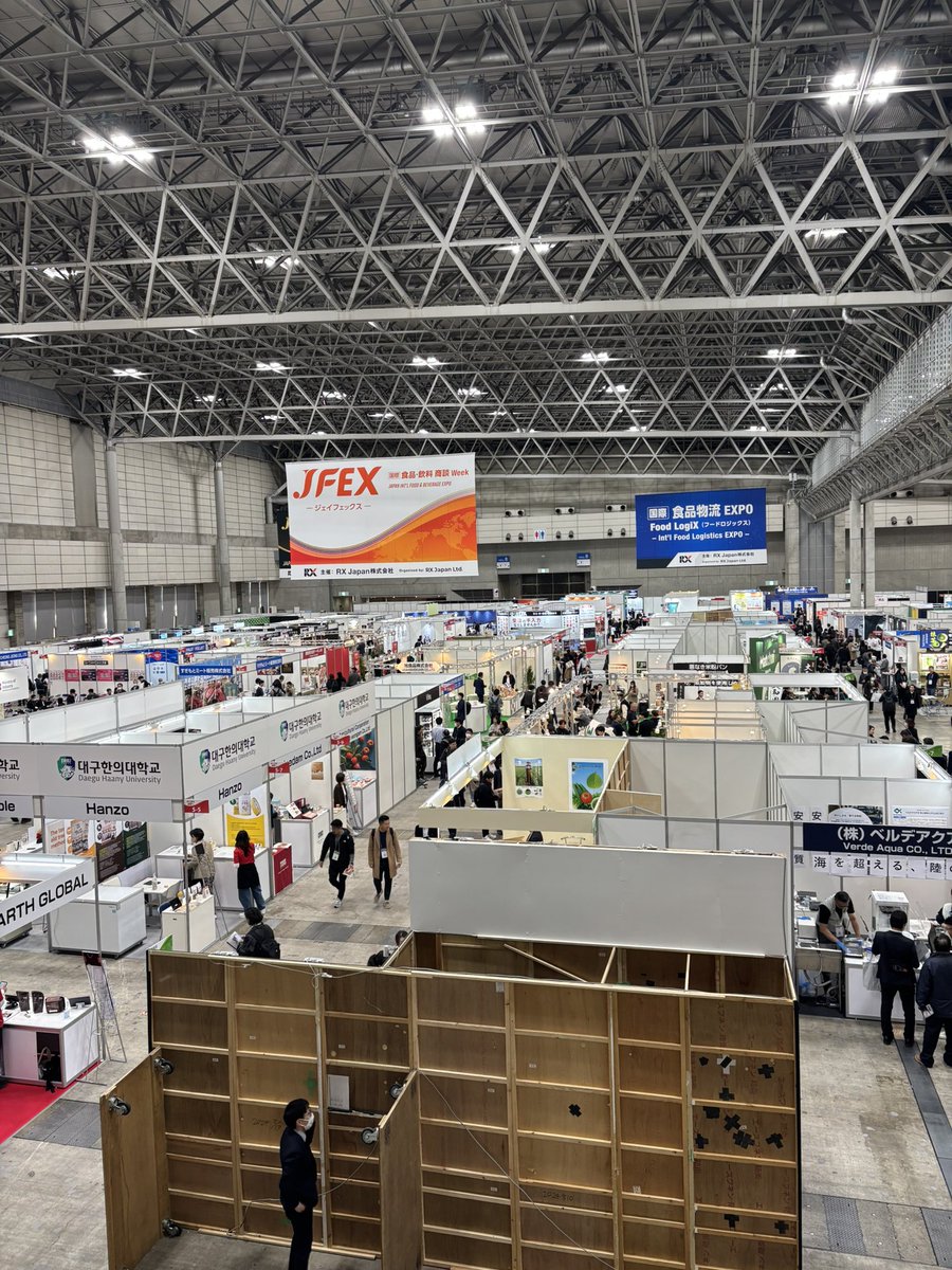 conpro_jp's tweet image. 国際食品物流エクスポに行ってきました。各ブースの盛り上がり方を見て、輸出・輸入の動向も感じられた1日。物流は“運ぶ”だけの世界じゃない。流通・貿易・小売の動きが変われば、配送の役割も変わる。今日の気づきは事業のヒントになりました。型にハマらず、これからも進化し続けたいと思いました！