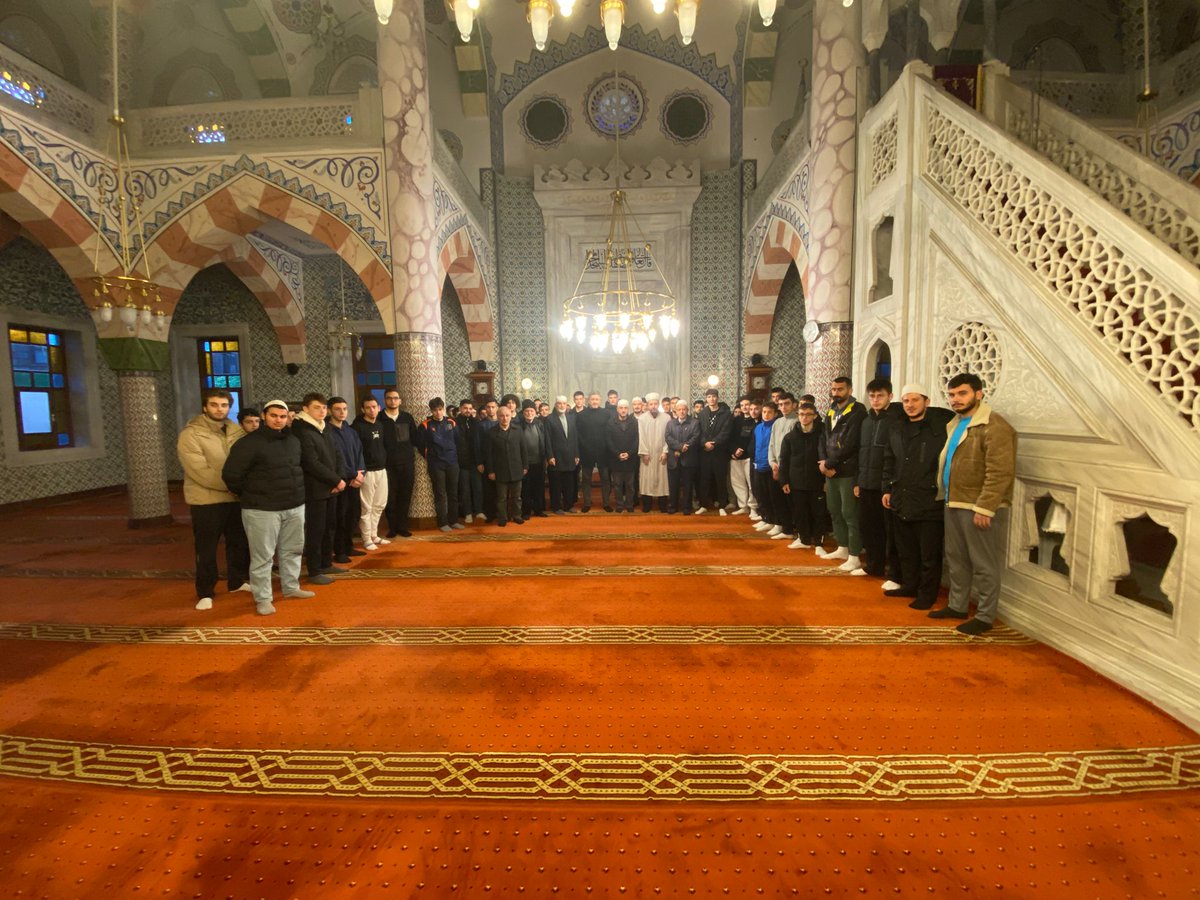 Sabah namazının manevi ikliminde gençlerimiz ile buluşmalarımıza devam ediyoruz.
Allahım ibadetlerimizi ve dualarımızı eksiksiz kabul eyle....Amin