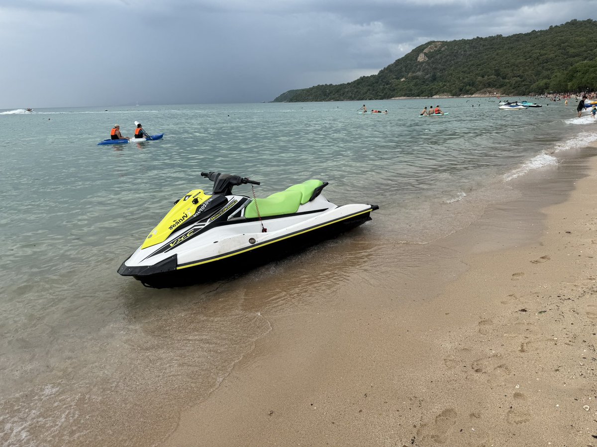 ジェットでサイキュービーチに移動して上陸し、まったり。雨が降ったり
